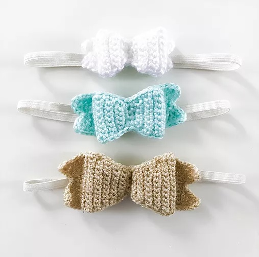 Baby Bow Headband - This list of unique crochet baby headbands for girls are sweet and simple. You can whip these free crochet patterns up in no time, and there are so many options. #CrochetBabyHeadbands #BabyHeadbandPatterns #FreeCrochetPattern