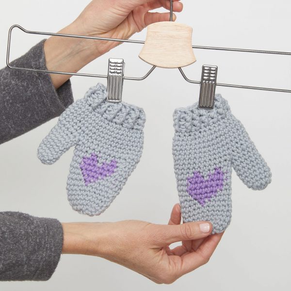 This crochet mittens pattern is small and easy to follow. This is one of the most simple crochet patterns for graphing that you’ll find. #CrochetMittens #CrochetGloves CrochetForKids #CrochetPattern