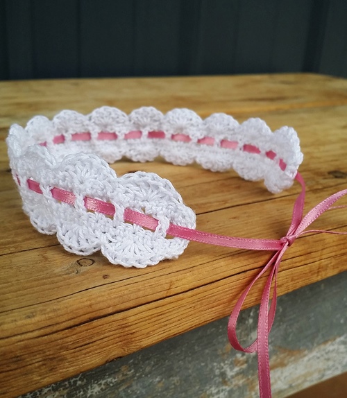 Scalloped Lace Heirloom Headband - This list of unique crochet baby headbands for girls are sweet and simple. You can whip these free crochet patterns up in no time, and there are so many options. #CrochetBabyHeadbands #BabyHeadbandPatterns #FreeCrochetPattern