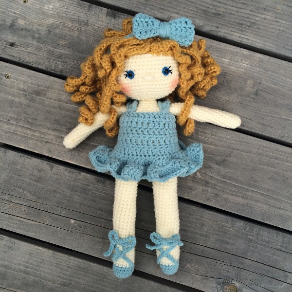 Friendly Grace - These free crochet doll patterns are a mix of amigurumi patterns and other techniques. Create your own world with dolls that will take you on a journey. #AmigurumiPatterns #CrochetDollPatterns #FreeCrochetPatterns