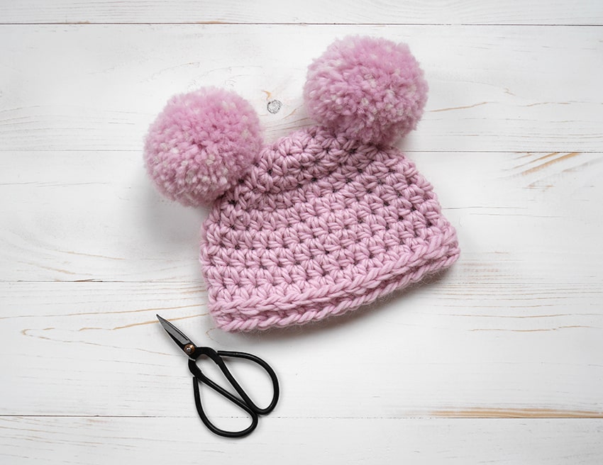 Beginner Crochet Hat - These free newborn crochet hat patterns are fun and easy to work on. These baby accessories are so fast to make and anyone can do it. #CrochetBabyHatPatterns #CrochetHatPatterns #CrochetNewbornHats