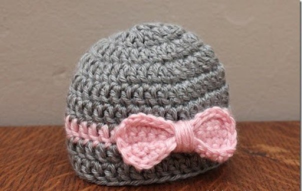Newborn Bow Hat - These free newborn crochet hat patterns are fun and easy to work on. These baby accessories are so fast to make and anyone can do it. #CrochetBabyHatPatterns #CrochetHatPatterns #CrochetNewbornHats