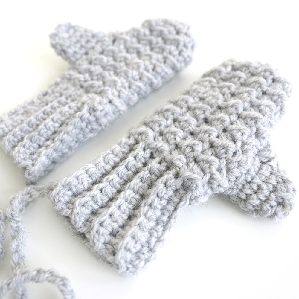 These crochet mittens are adorable and easy to work up. The moss stitch crochet pattern is made up of basic crochet stitches, so it’s really easy to learn. #MossStitchCrochet #CrochetBabyMittens #FreeCrochetPattern