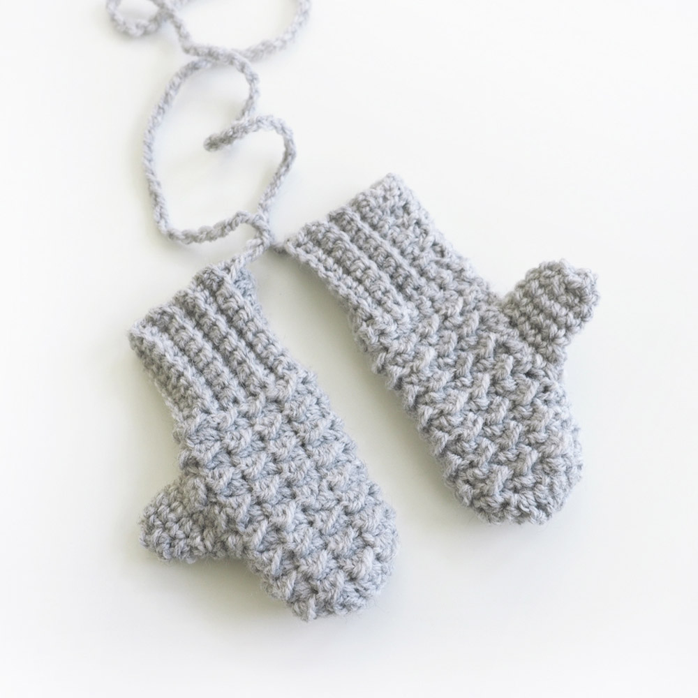 These crochet mittens are adorable and easy to work up. The moss stitch crochet pattern is made up of basic crochet stitches, so it’s really easy to learn. #MossStitchCrochet #CrochetBabyMittens #FreeCrochetPattern