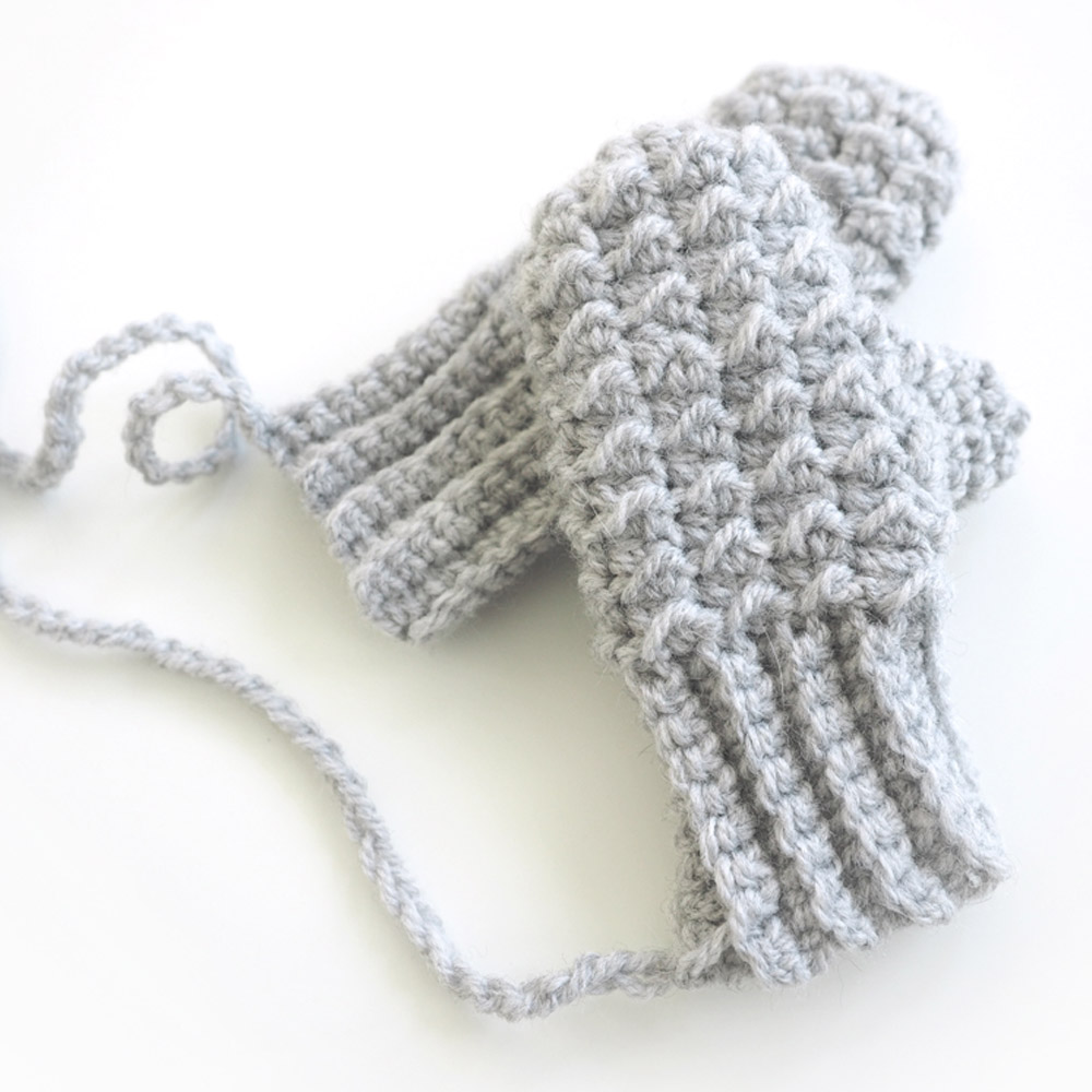These crochet mittens are adorable and easy to work up. The moss stitch crochet pattern is made up of basic crochet stitches, so it’s really easy to learn. #MossStitchCrochet #CrochetBabyMittens #FreeCrochetPattern
