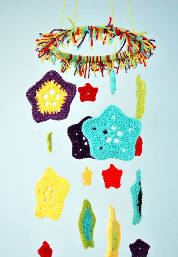 Star Baby Mobile - Crochet baby mobiles are colorful, fun and creative. Grab your hook and your favorite type of yarn, and get started on a baby mobile for someone you know. #CrochetBabyMobiles #CrochetPatterns #FreeCrochetPatterns