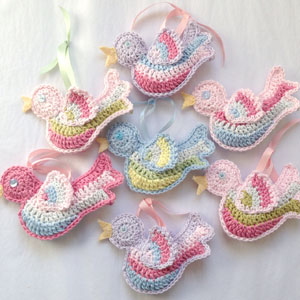 Little Crochet Birds - Crochet baby mobiles are colorful, fun and creative. Grab your hook and your favorite type of yarn, and get started on a baby mobile for someone you know. #CrochetBabyMobiles #CrochetPatterns #FreeCrochetPatterns