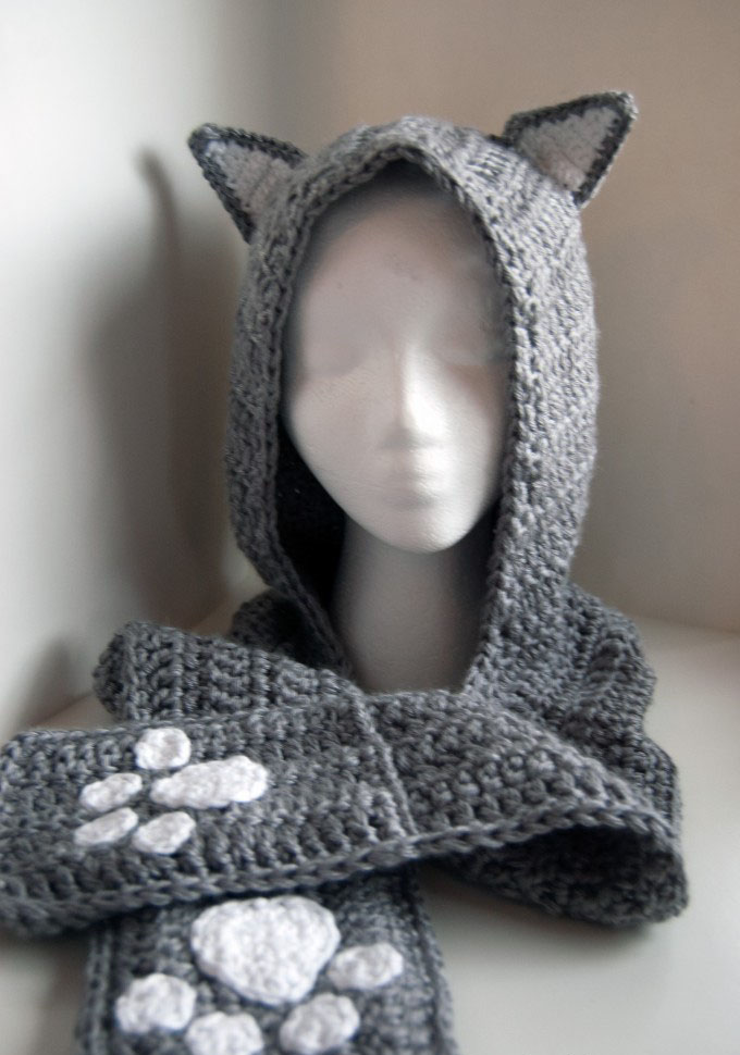 Cuddly Cat Crochet Scoodie With Pockets - These hooded free crochet scarf patterns are excellent alternatives to full-blown costumes when your kid is not into that kind of thing. #freecrochetscarfpatterns #crochetscarf 