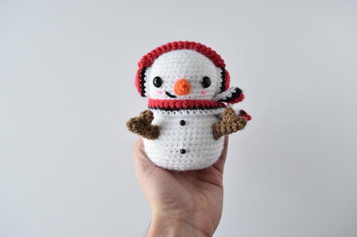 Casper the Snowman - Fill this holiday season with crochet toy projects that will fill your home with more joy than ever before. #crochettoys #christmastoys #crochetamigurumi