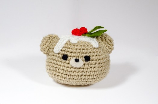 Christmas Pudding Bear - Fill this holiday season with crochet toy projects that will fill your home with more joy than ever before. #crochettoys #christmastoys #crochetamigurumi