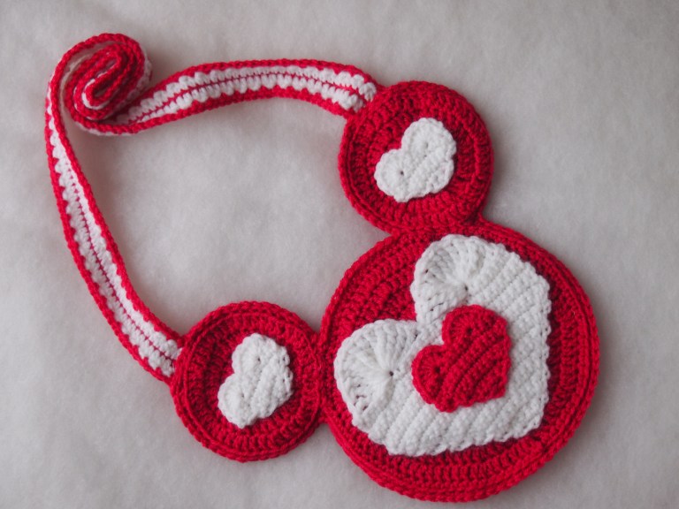 Heart Mouse Purse - One way you can show your love for kids this Valentine’s is by crocheting these simple crochet patterns. #simplecrochetpatterns #crochetpatterns #kidscrochetpatterns
