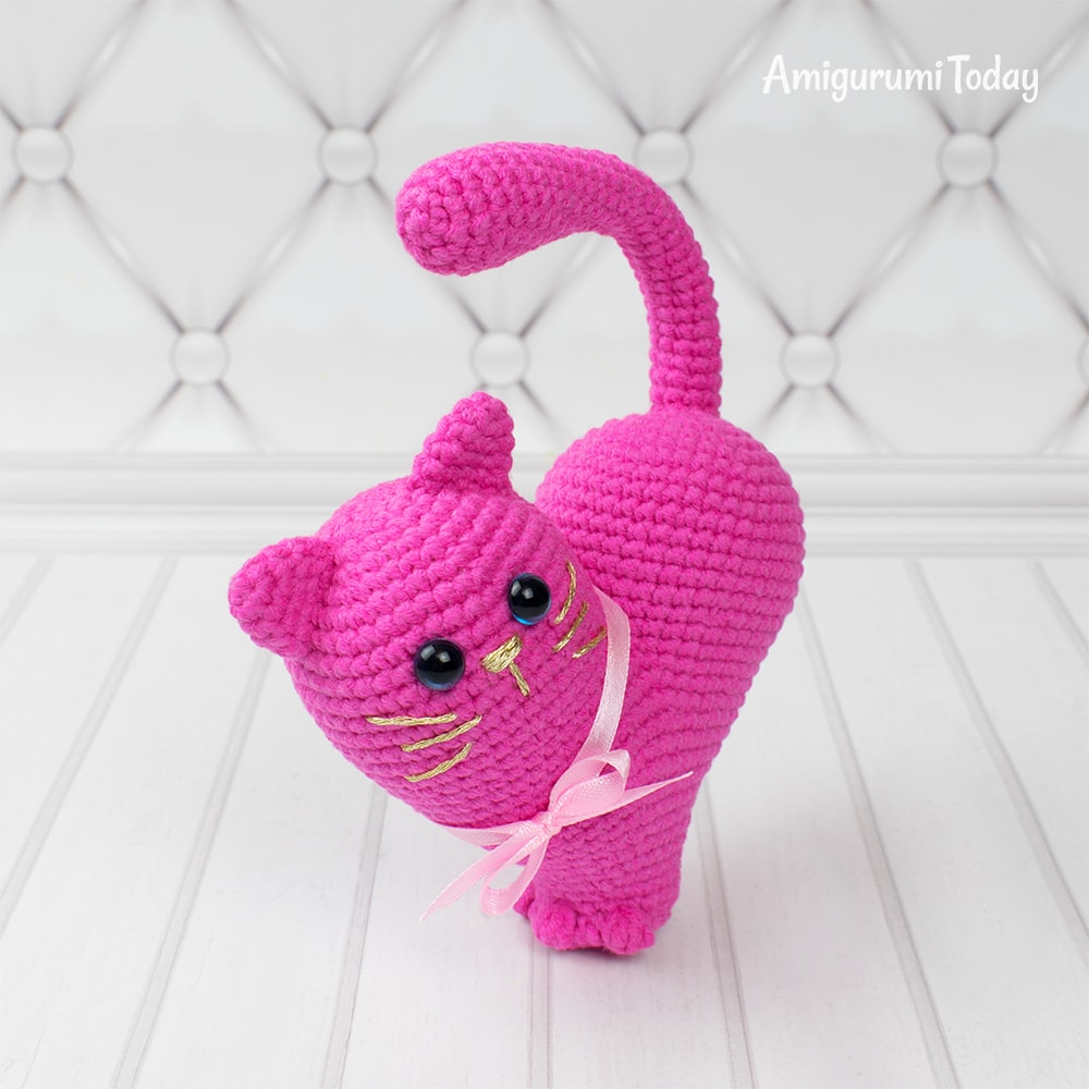 Valentine's Day Cat - One way you can show your love for kids this Valentine’s is by crocheting these simple crochet patterns. #simplecrochetpatterns #crochetpatterns #kidscrochetpatterns